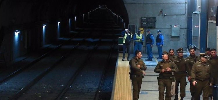 Carabineros detiene a dos sujetos que ingresaron al Metro: Encontraron un arma