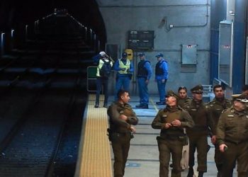 Carabineros detiene a dos sujetos que ingresaron al Metro: Encontraron un arma