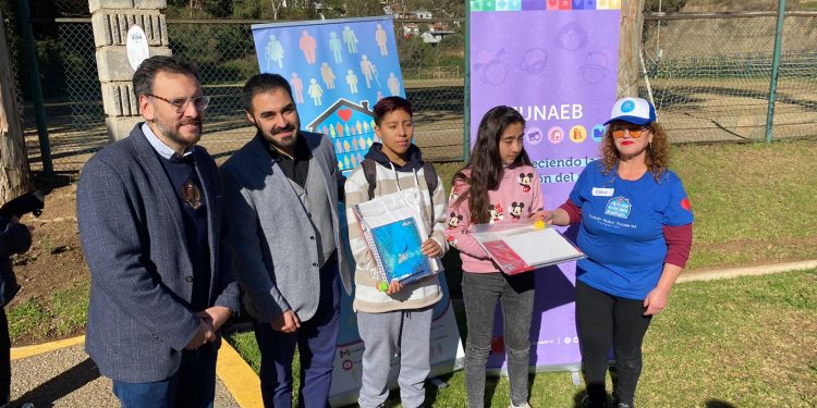 Niños de Forestal recibieron kit de útiles escolares de Junaeb
