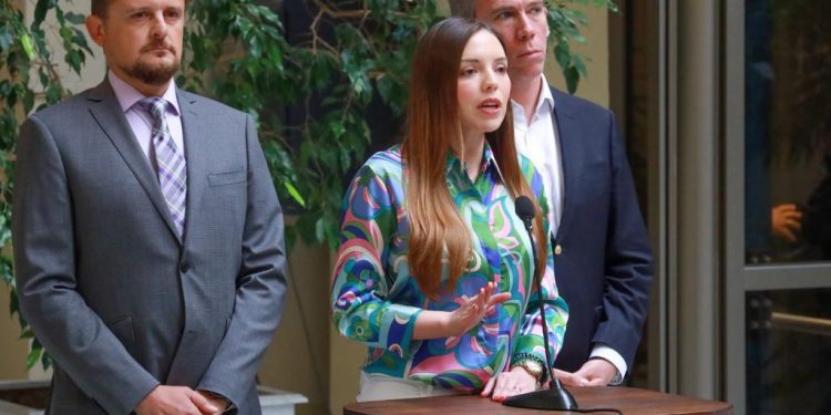 Diputada Flores emplaza al Gobierno por ataque cibernético a Ejército