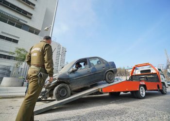 Viña del Mar: Retiran vehículos abandonados en la vía pública