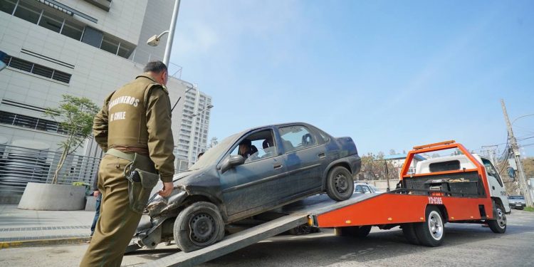Viña del Mar: Retiran vehículos abandonados en la vía pública
