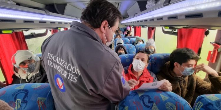 Minsal evalúa regresar a las mascarillas obligatorias en transporte público