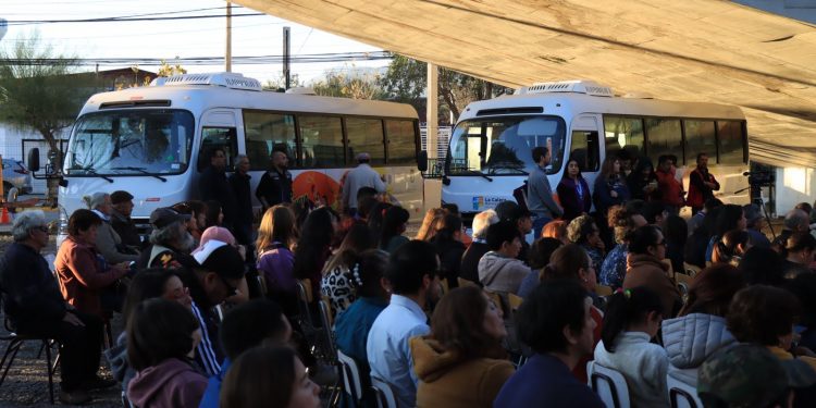 Gobierno Regional de Valparaíso realiza entrega de dos buses para adultos mayores de La Calera