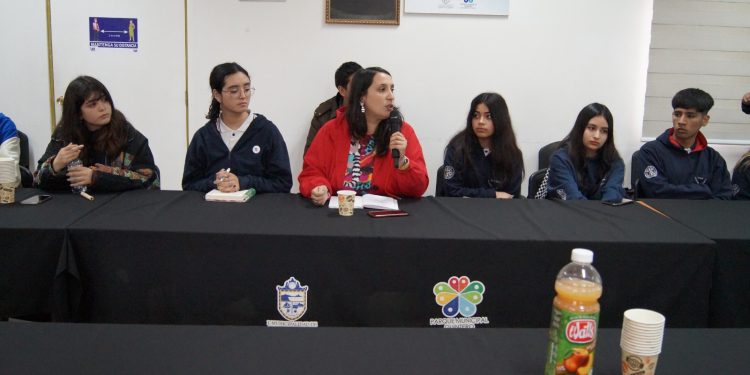 Seremi de Educación se reúne con estudiantes de Quintero después de episodios de contaminación