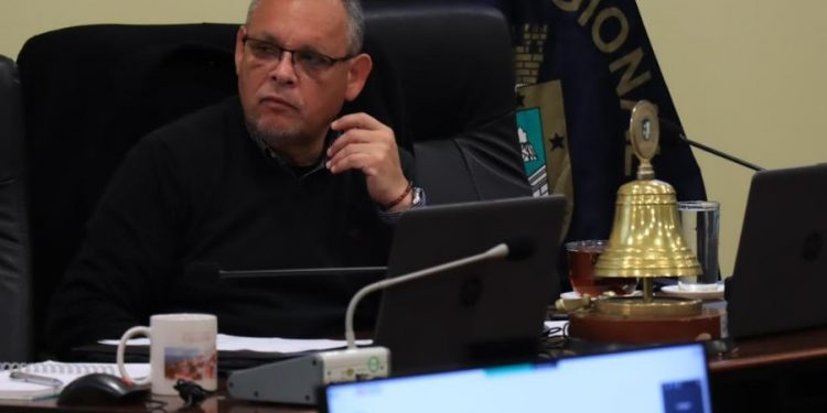 Gobernador Mundaca critica a Ministra de Salud: «Las vidas no se están garantizando»