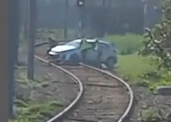 Valparaíso: Auto cae a las líneas del tren en sector Barón
