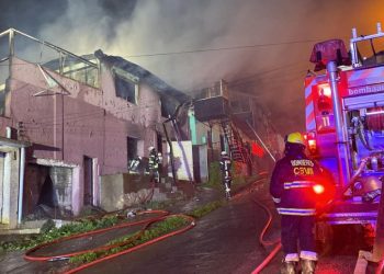 Incendio en sector Cerro Cordillera de Valparaíso deja una casa afectada