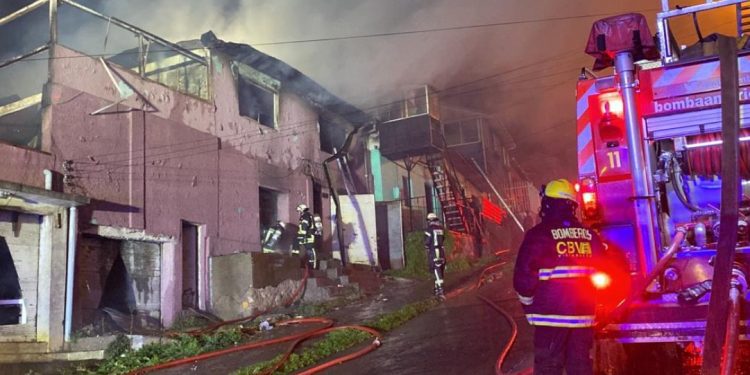 Incendio en sector Cerro Cordillera de Valparaíso deja una casa afectada