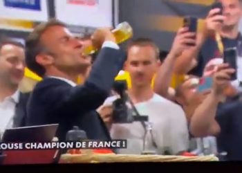 Polémica en Francia por video de Presidente Macron celebrando con cerveza