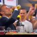 Polémica en Francia por video de Presidente Macron celebrando con cerveza