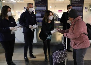 Autoridades entregan mascarillas como medida preventiva en el metro