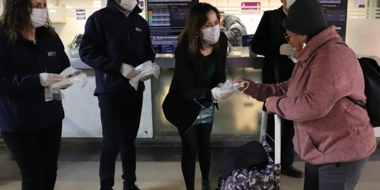 Autoridades entregan mascarillas como medida preventiva en el metro