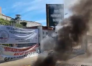 Gendarmes encienden barricadas en Valparaíso: «Estamos desesperados»