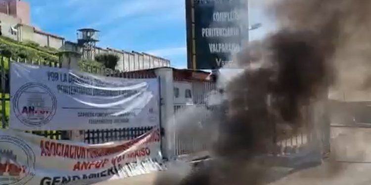 Gendarmes encienden barricadas en Valparaíso: «Estamos desesperados»