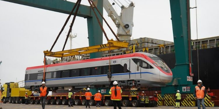 Desembarcan en Puerto de San Antonio 4 nuevos trenes para servicio de Chillán