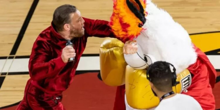 Conor McGregor envía al hospital a mascota de la NBA en medio de la final