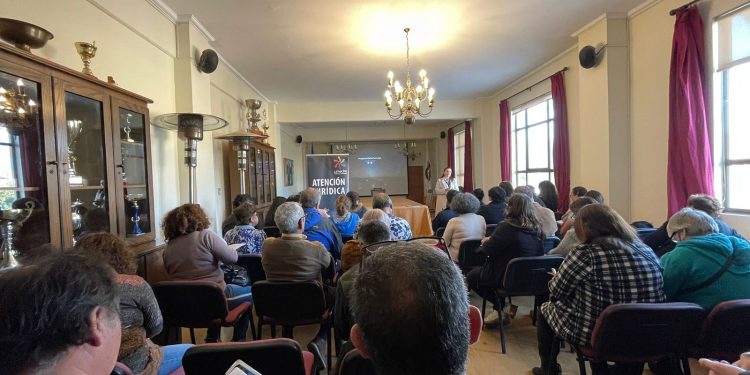 Limache: Vecinos participan en charla sobre regularización de terrenos