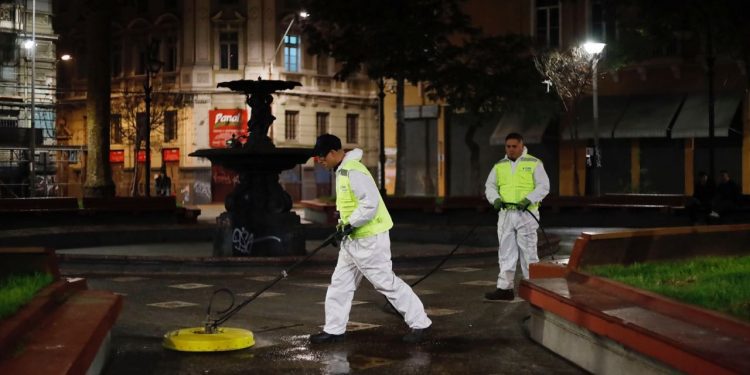 Municipalidad de Valparaíso pone en marcha plan de limpieza en calles y plazas