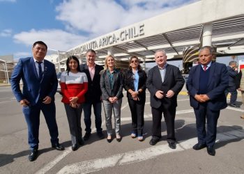 Legisladores de oposición se reúnen con pares peruanos por crisis migratoria