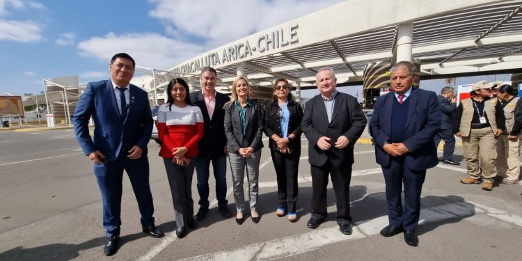 Legisladores de oposición se reúnen con pares peruanos por crisis migratoria