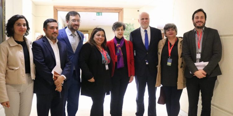 Senadora Allende y Diputado De Rementería buscan modificar ley para beneficiar a vecinos de campamentos