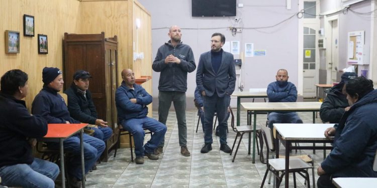 Trabajadores del Cementerio 3 de Playa Ancha acusan completo abandono de la Corporación Municipal