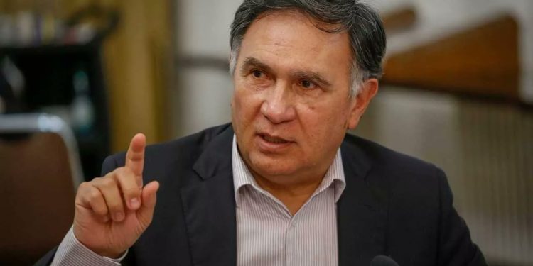 Diputado Mellado en el ojo del huracán después de reconocer que filtró conversación con Presidente