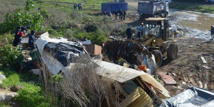 Retiran 100 toneladas de escombros desde Estero Marga Marga