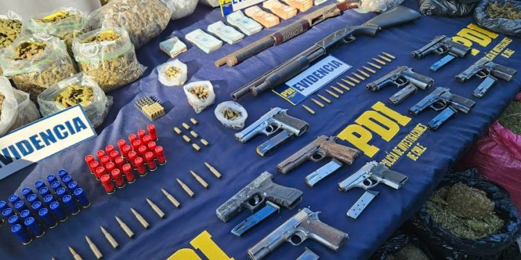 La Calera: Detención de traficantes termina con 13 armas de fuego incautadas