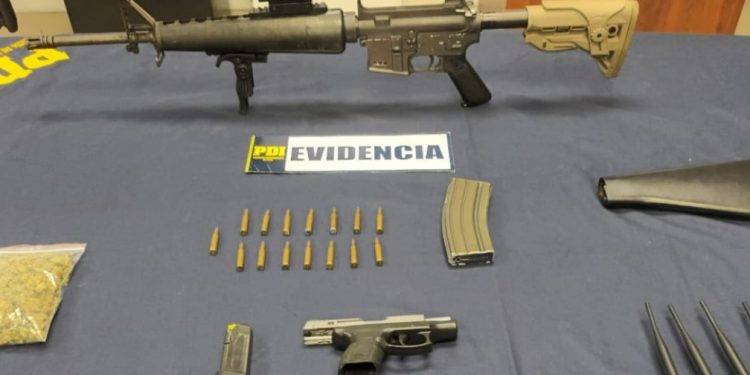 Detienen a sujeto con un fusil de guerra en su casa de Puente Alto