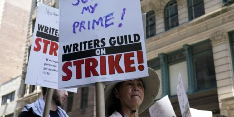 Actores y guionistas paralizan Hollywood con huelga