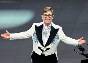 Elton John testifica a favor de Kevin Spacey en juicio por agresión sexual