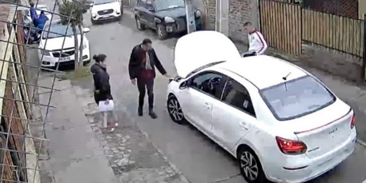Pareja relata cómo un falso comprador les robó el auto en Cerro Navia