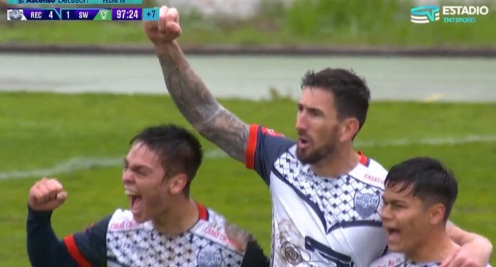 Recoleta golea a 4-1 a Wanderers en partido jugado bajo la lluvia