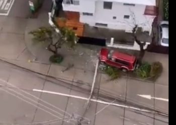 Camioneta choca y derriba poste en sector de Recreo de Viña del Mar