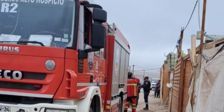 Tres menores de edad fallecen durante incendio en toma de Alto Hospicio