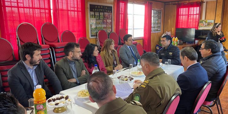 Autoridades y dirigentes se reúnen para diseñar un plan de acción para Feria Caupolicán