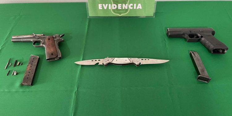 Hombre es detenido mientras manipulaba arma de fuego en plaza de Villa Alemana