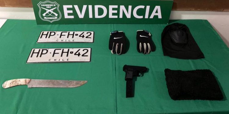 San Antonio: Detienen a cinco sujetos que viajaban armados en auto robado