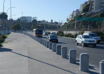 Viña del Mar: Instalan bolardos de contención en Caleta Abarca