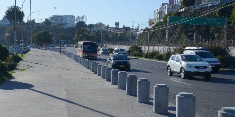 Viña del Mar: Instalan bolardos de contención en Caleta Abarca