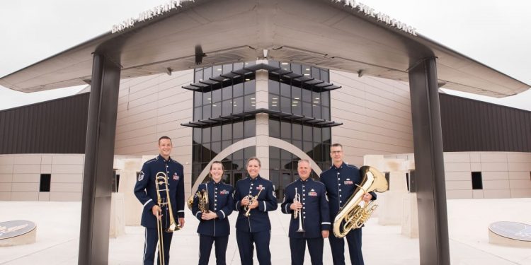 Bandas de la Armada de Chile y Fuerza Aérea de USA estarán en Centro de extensión DUOC UC