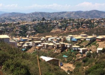 Familias de campamento Felipe Camiroaga presentan proyecto de loteo