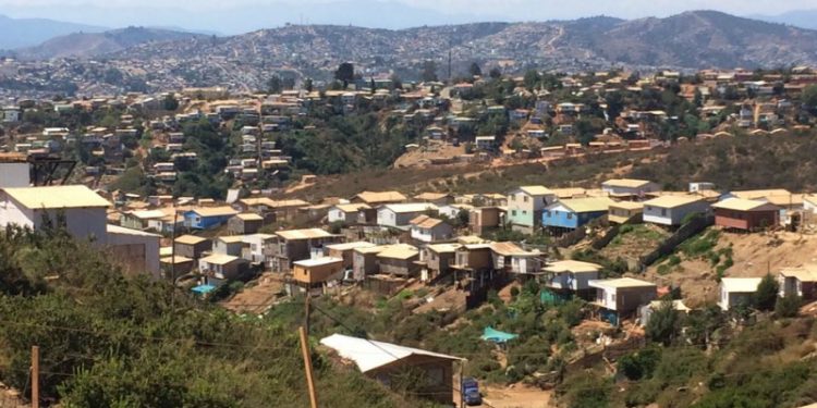 Familias de campamento Felipe Camiroaga presentan proyecto de loteo