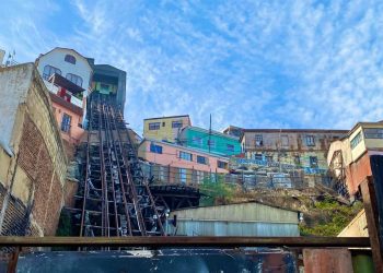 Vecinos denuncian casas inundadas después de robo en Ascensor de Cerro Los Lecheros