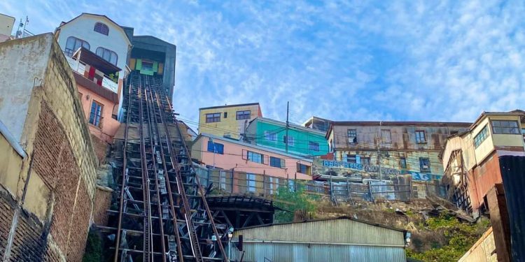 Vecinos denuncian casas inundadas después de robo en Ascensor de Cerro Los Lecheros
