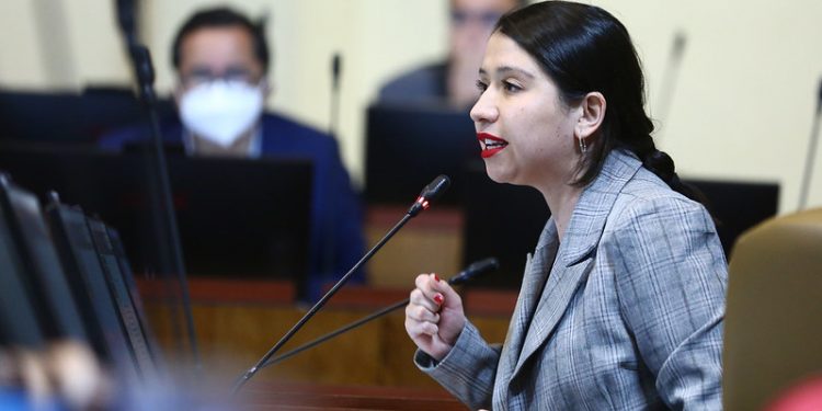 Diputada Veloso: “Niego que haya una red de Revolución Democrática buscando defraudar»