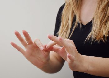 Estudio analiza situación de intérpretes en lengua de señas en el contexto escolar chileno