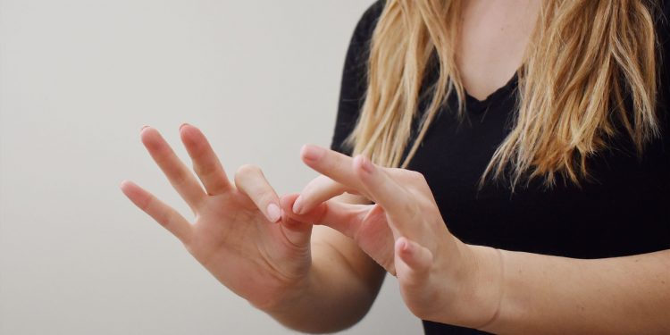Estudio analiza situación de intérpretes en lengua de señas en el contexto escolar chileno
